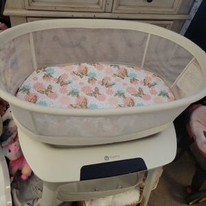 4 moms mamaroo bassinett with basket and extra sheets